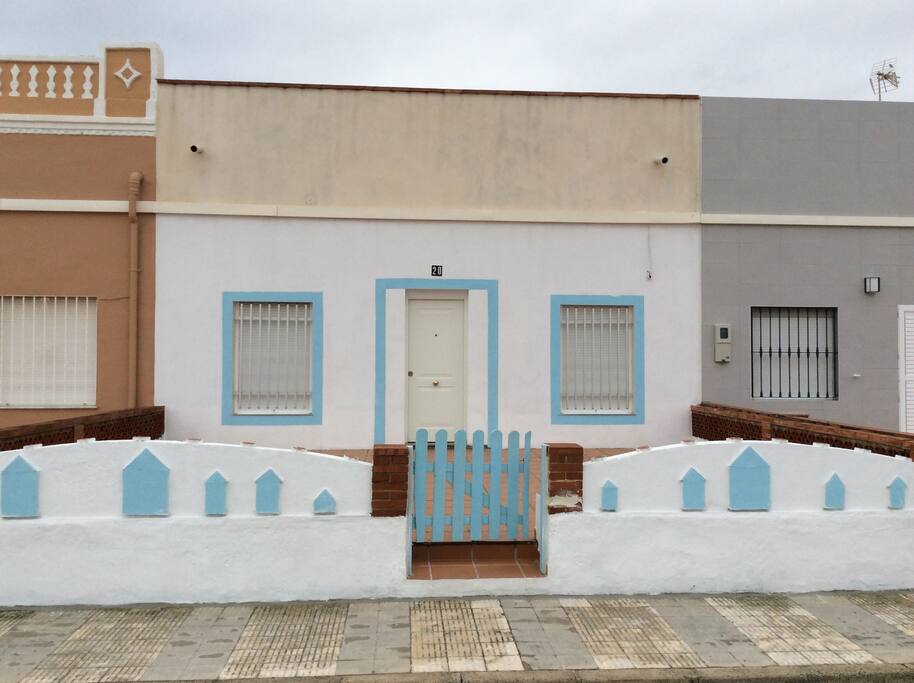Fachada de la casa, en primera línea del mar