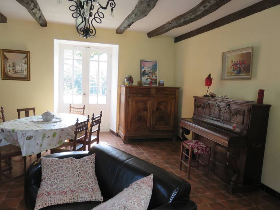 Grande salle à manger, TV Ecran Plat, DVD, Piano, Jeux