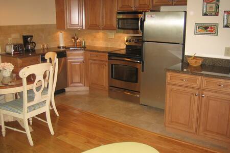 CLEAN & COMFORTABLE...Steps to the beach!