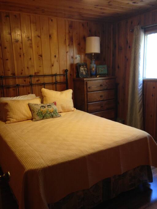 bedroom 1 queen