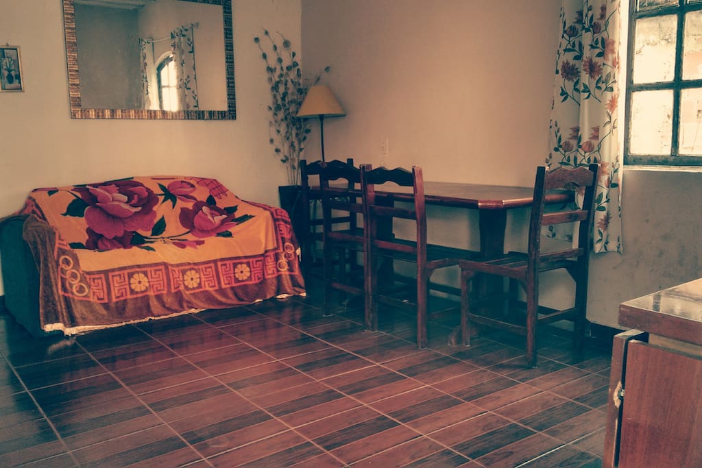 Sala: sofá cama + mesa jantar + TV