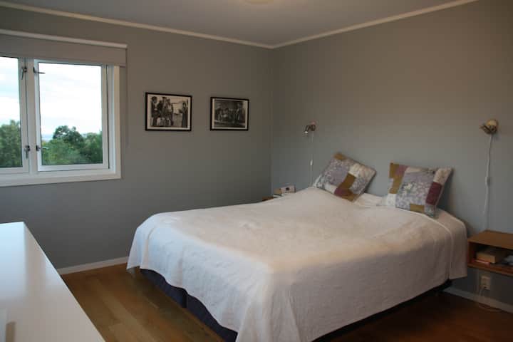 ห้องนอนใหญ่เตียงขนาด 180x200 ซม.