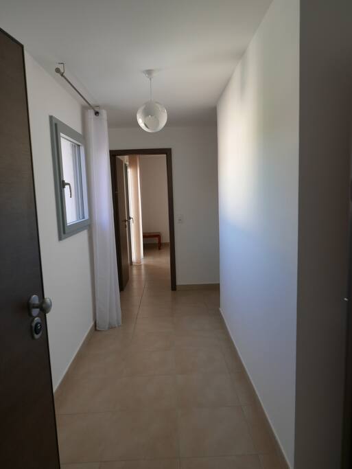 Entrée -> chambre 2 lits
90 au fond