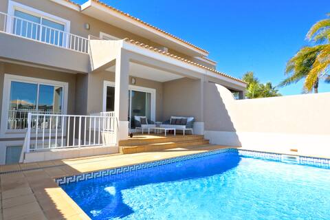 Villa Gustas, Luxury! Victoria Golf Neighborhood