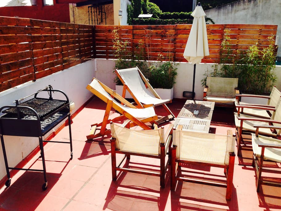Terraza solarium con duchador y parrilla para disfrutar del verano