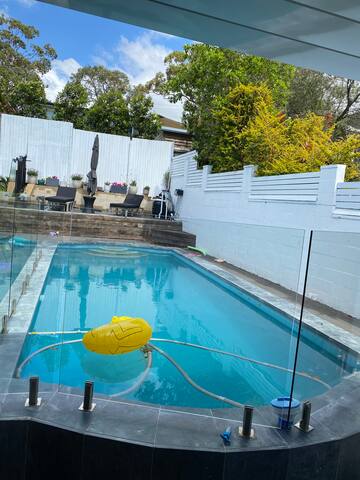 Family friendly house with a heated pool, + WIFI gallery image 5