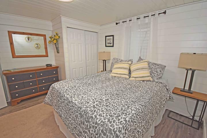 Bračni krevet (160x200) s madracem.