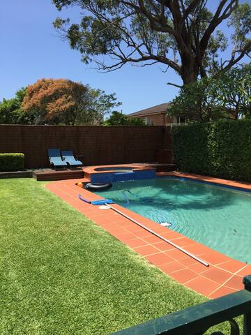 1921 15kms from Syd CBD w mineral Pool Spa parking gallery image 2