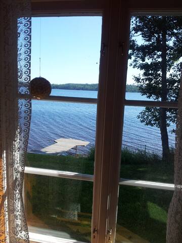 Fräsh, rymlig stuga på egen udde.