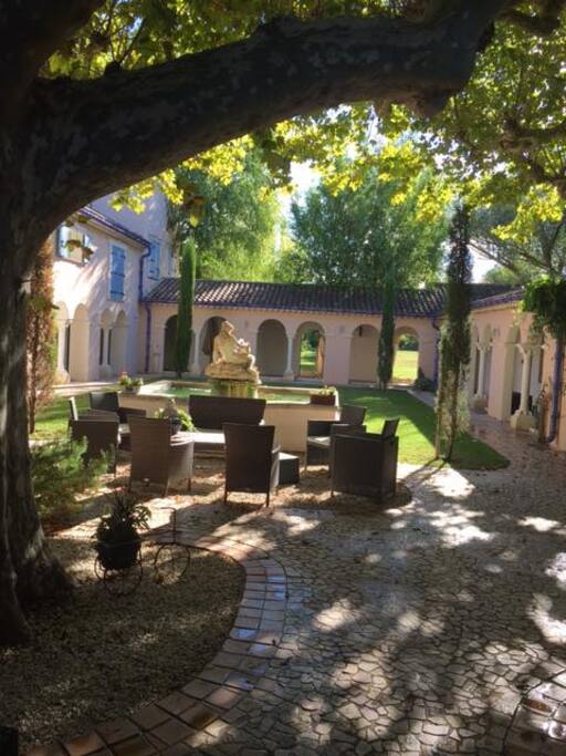 Entrance / Entrée