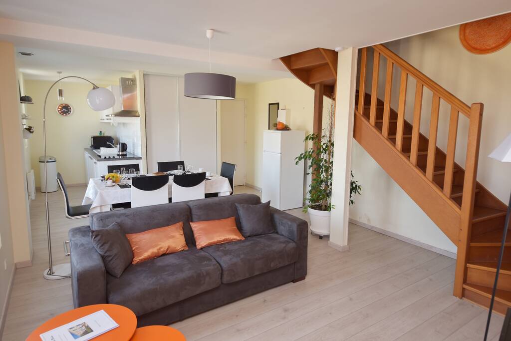 le salon et la montée d'escalier pour accéder aux chambres / the living room and the access to the bedrooms
