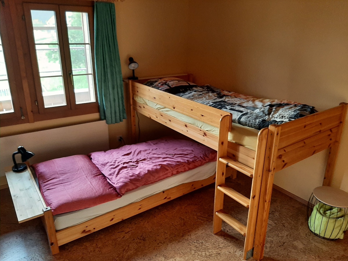 这间客房位于一楼，设有独立入口。这套公寓位于一楼。