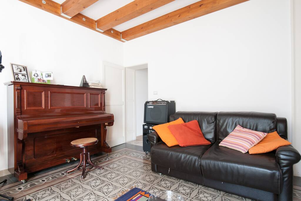 living room, vertical piano