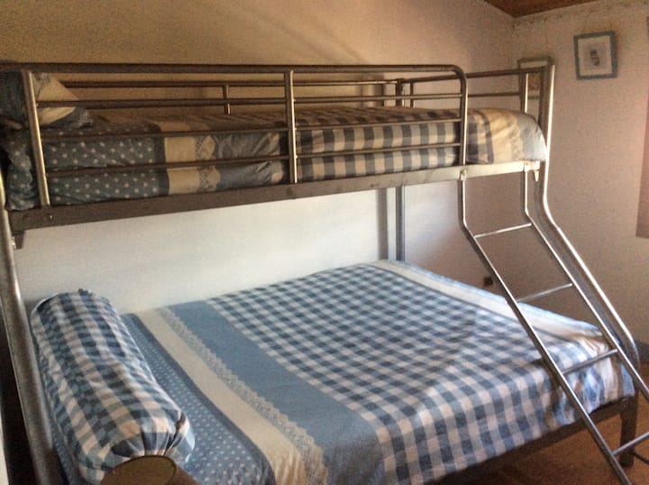 ・ベッド3台の寝室2