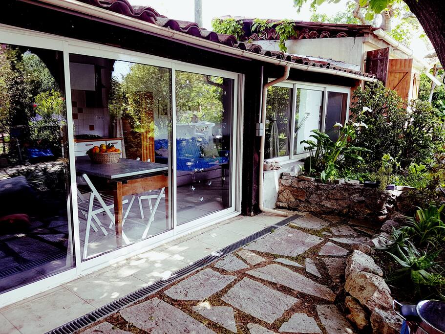 Veranda givingleading to the kitchen