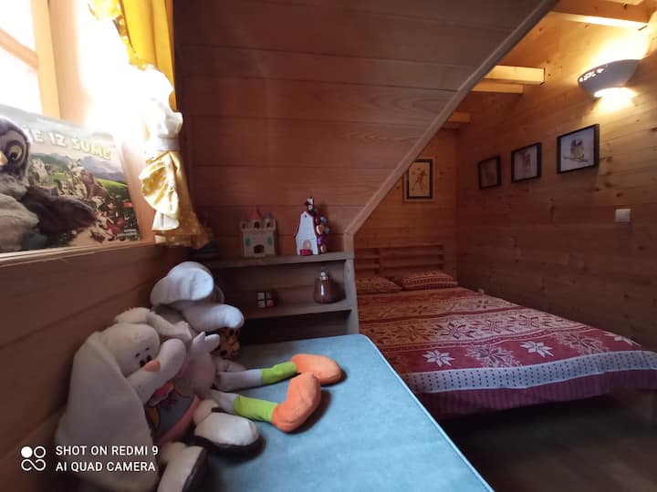 Chambre pour enfants avec jeux de société et livres