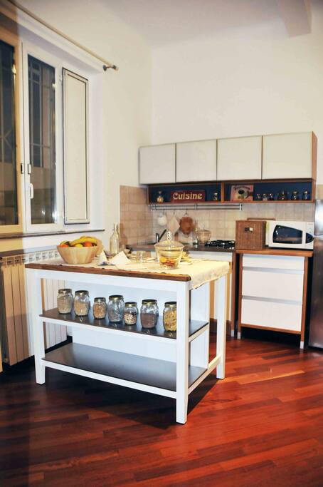 CUCINA (COMPRESI FRIGO, MICROONDE E LAVATRICE) CON ISOLA PER MANGIARE, CUCINARE, CONVERSARE, LAVORARE AL PC, PROGRAMMARE IL VOSTRO VIAGGIO