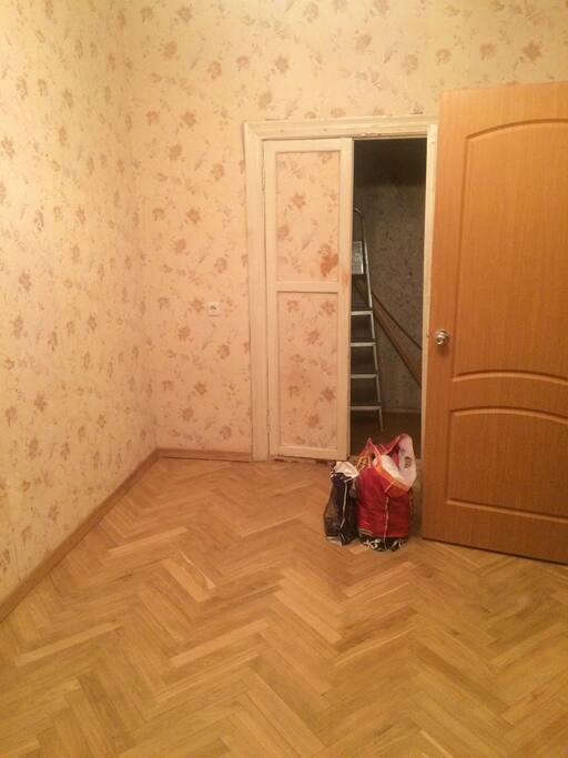 В данной комнате двухместный диван. Есть кладовая для вещей.