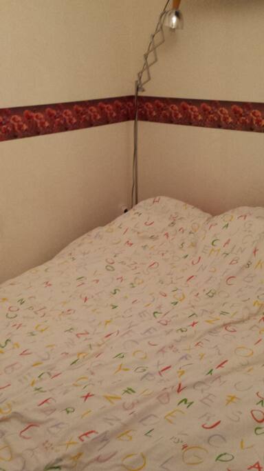une petite chambre lit 140