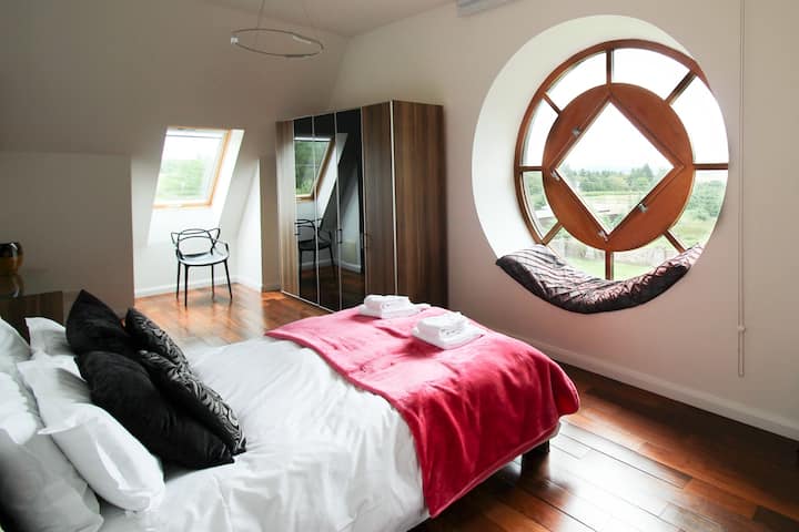 Master king size bedroom with views to the fields. Ensuite.