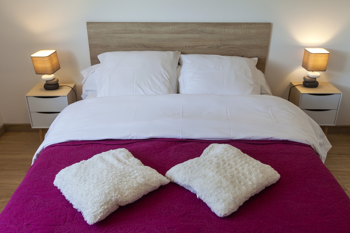 غرفة إسكندنافية في الطابق العلوي مع سرير مزدوج من 140 × 190