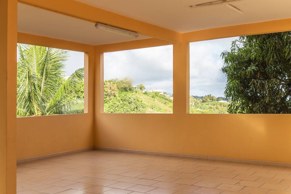 Terrasse couverte avec vue mer