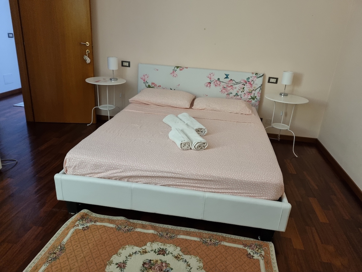 - Queensize slaapkamer 