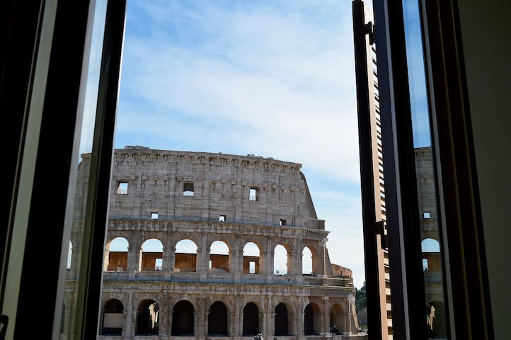 View Colosseum from Jacuzzi bath! gallery image 2