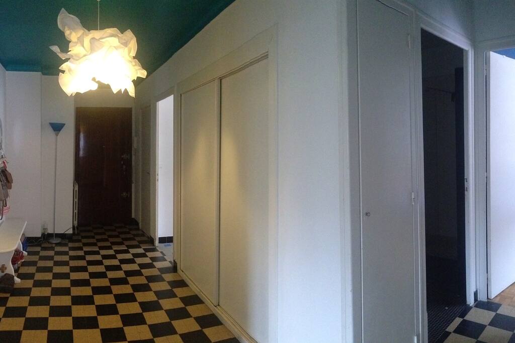 La grande entrée de l'appartement