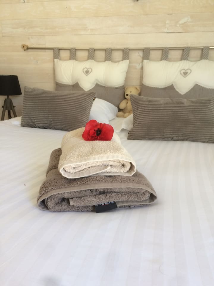 توفير المناشف والأسرّة المصنوعة عند الوصول