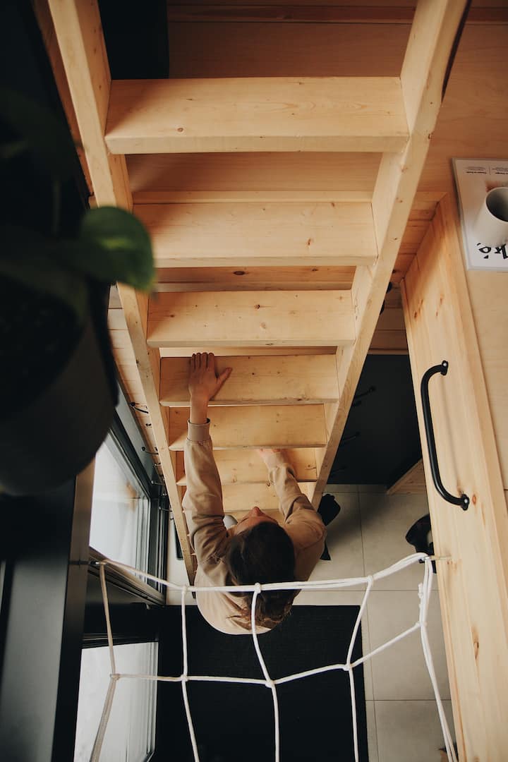 Escalier/échelle pour se rendre à l'étage (mezzanine) où se trouve les 2 lits.