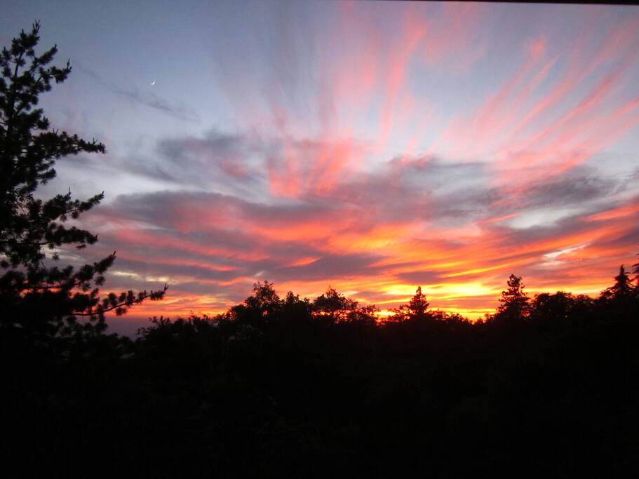 Amazing Sunsets and Views at "Paradise Pines Retreat", a PRIVATE CABIN