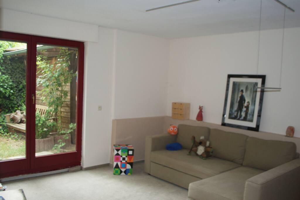 Das Gästezimmer, ein separater Raum mit einer Terrassentür in den Garten. Die Couch ist eine Schlafcouch für zwei Personen. Bei Bedarf kann gerne eine weitere Matratze zur Verfügung gestellt werden. Also für insgesamt 3 Personen.