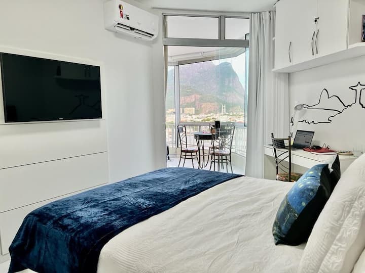 Соба со брачен кревет (широк 150-179 см), шкафови, работна клупа и телевизор Smart 43. Поглед на Педра да Гавеа.