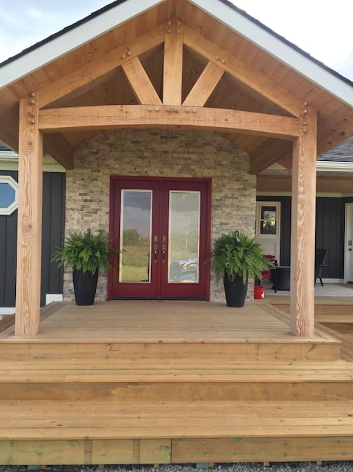 Take wedding photos on the extra large front entrance. Teared steps make it easy to take photos.