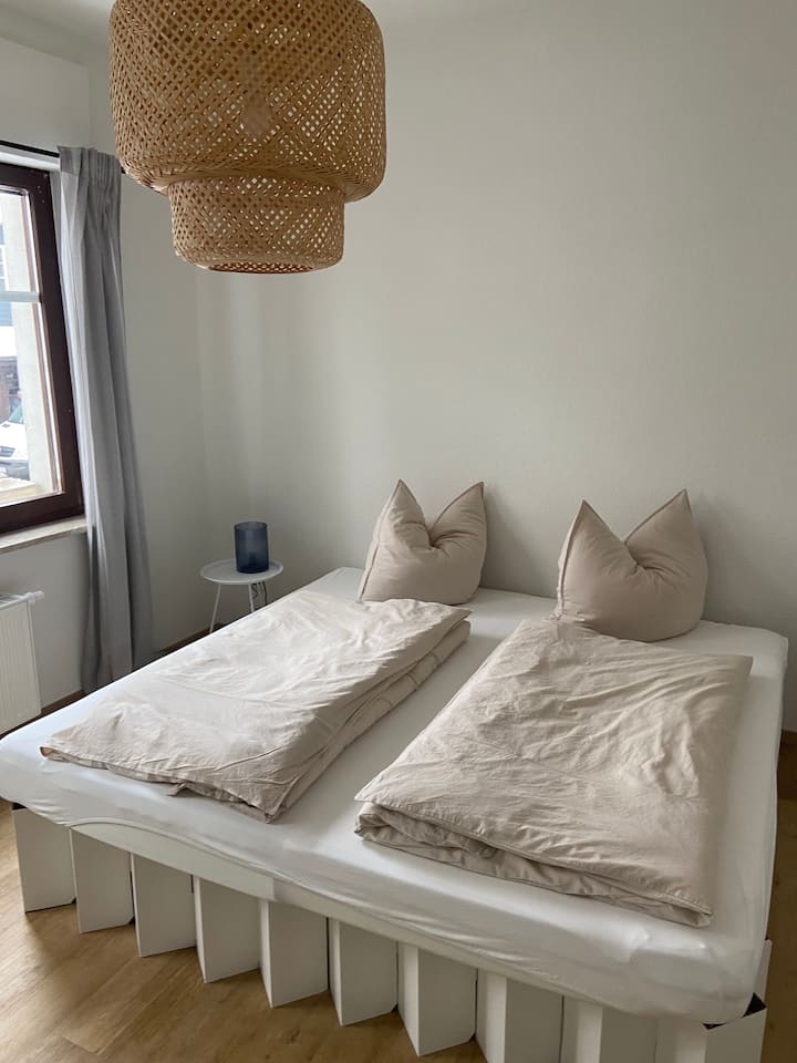 ベッドが2.00 x 2.00メートルある1階のベッドルーム1。 