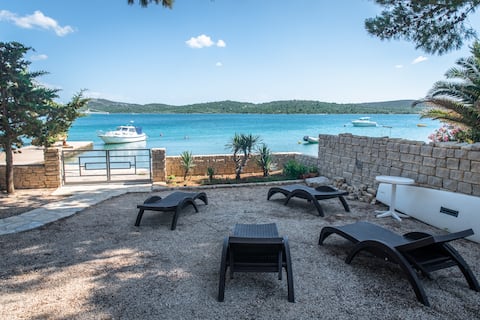 Apartment “Gundulić” right on the beach 🏖