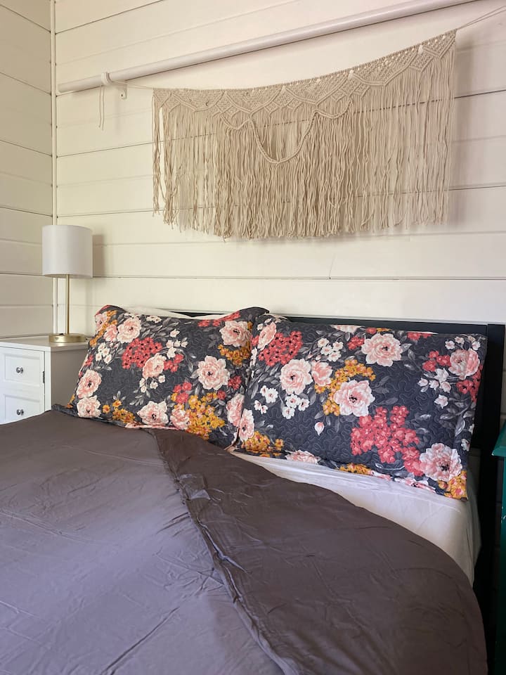 חדר שינה לאורחים מס '1 עם מיטת קווין סייז, עם שמיכה יוקרתית. 