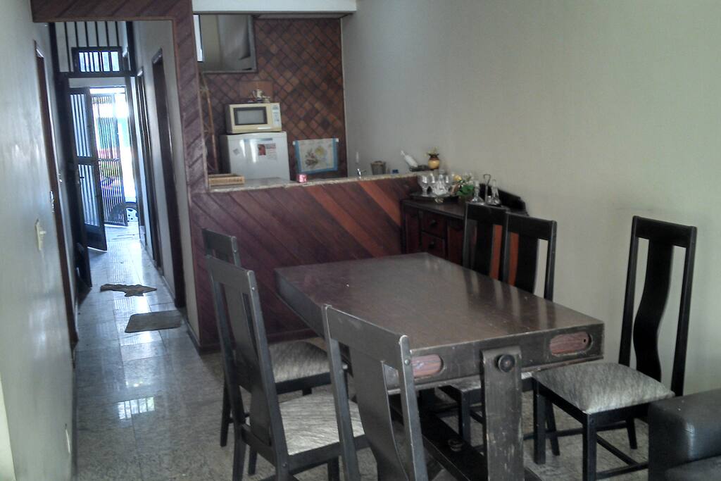 Sala com mesa e cadeiras