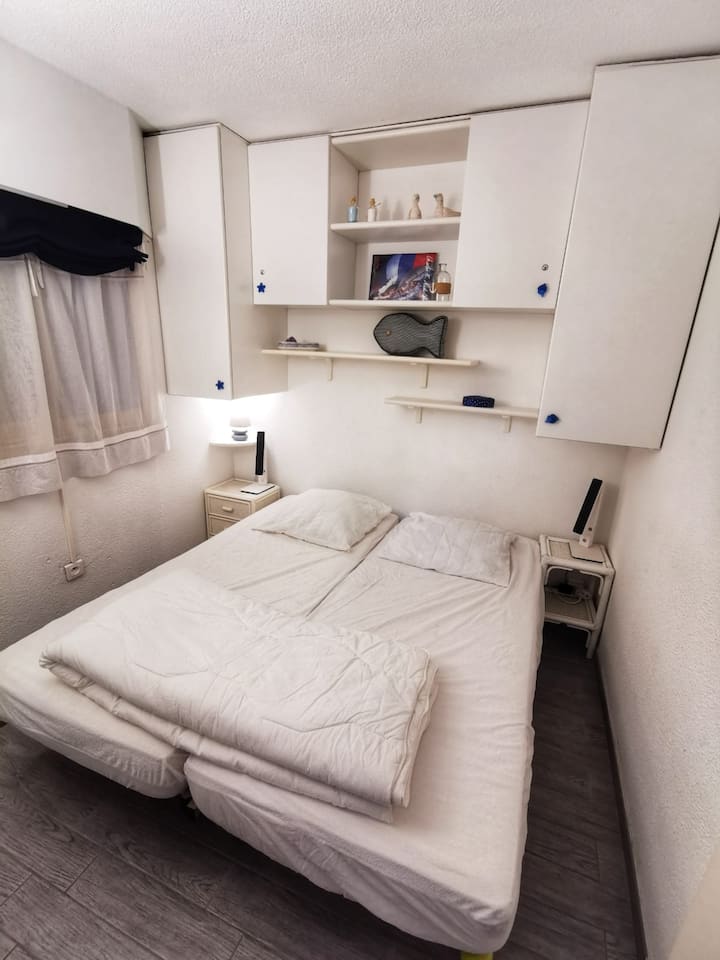Chambre avec Placards de Rangement