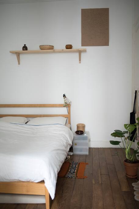 Le lit de la chambre
