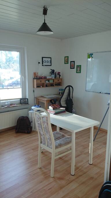 Das ist das Schlafzimmer. Der Tisch und Stuhl werden durch ein Doppelbett 140x200cm ersetzt.