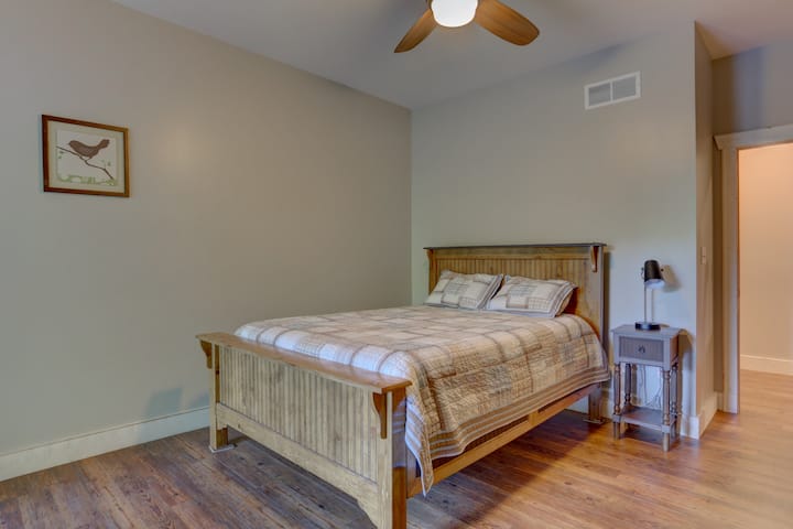 Chumba cha kulala cha ghorofa ya kati kina kitanda aina ya queen na kinatoka kwenda kwenye sitaha ya katikati yenye mwonekano wa bwawa. Mojawapo ya vyumba 3 vya kulala kwenye Ghorofa ya Kati