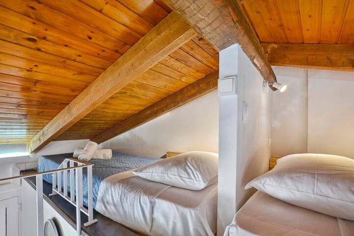 阁楼床。
阁楼的床。