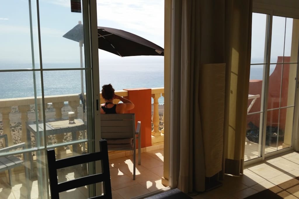 Frühstücken auf dem großen Sonnenbalkon mit Blick auf den Sotavento Beach