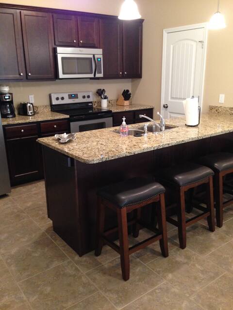 Awesome large 4 bed 4-1/2 Bath townhome downtown!