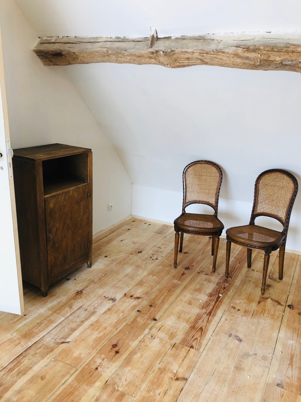 Malá skrinka na uloženie oblečenia. 