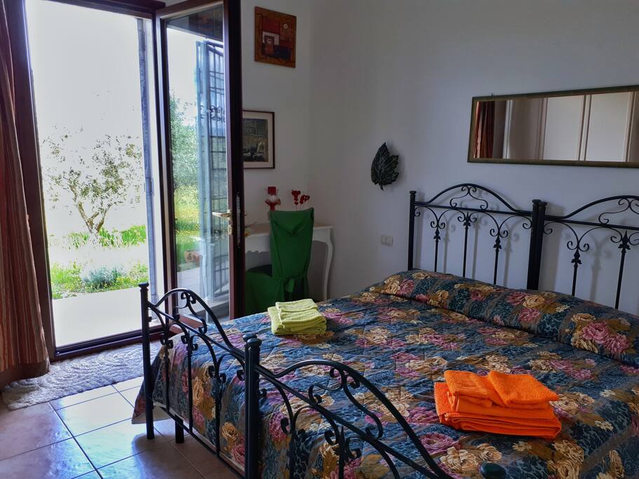 Stanza "S'isposa" con letto matrimoniale e entrata privata.