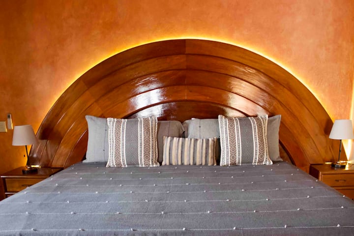 Dormitorio tamaño king en el último piso, buena carpintería. 