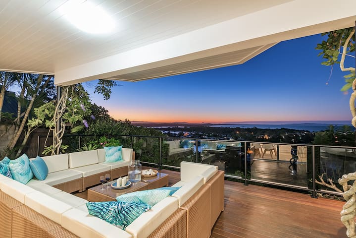 NOOSA HILL HOLIDAY HOUSE – JUST BREATHTAKING